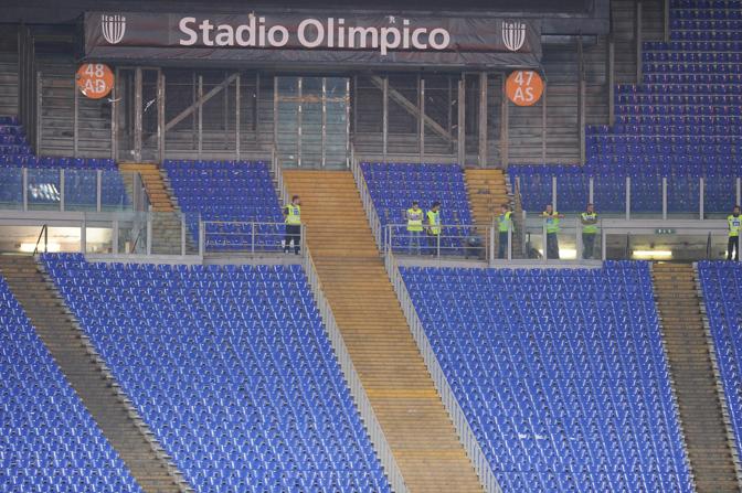 La Lazio sta disputando la prima partita di campionato contro l'Udinese senza il supporto della Curva Nord, dopo il provvedimento del Giudice Sportivo che ne ha decretato la chiusura a causa dei cori razzisti di alcuni tifosi durante il match di Supercoppa contro la Juve. Ansa